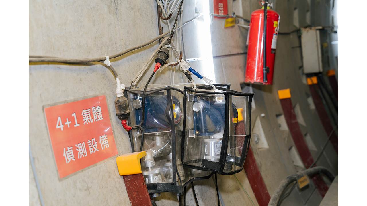 洞道內部明亮，並在氣體偵測、急救逃生、碰撞防護等方面都有相對應的妥善配置。